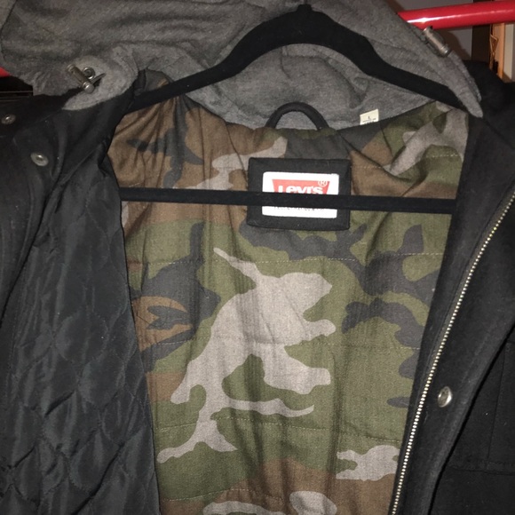 Levi’s Large Jacket with Hoodie - Picture 2 of 2